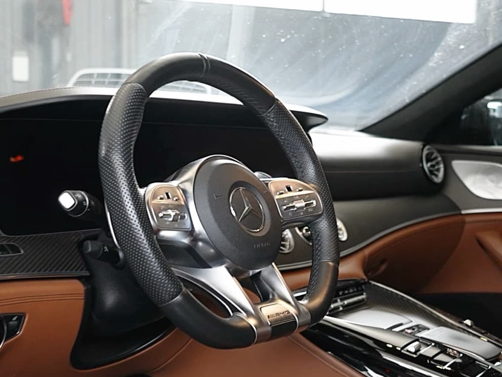 Cockpit des Mercedes-AMG GT 63 mit dem originalen AMG-Lenkrad aus gelochtem Glattleder