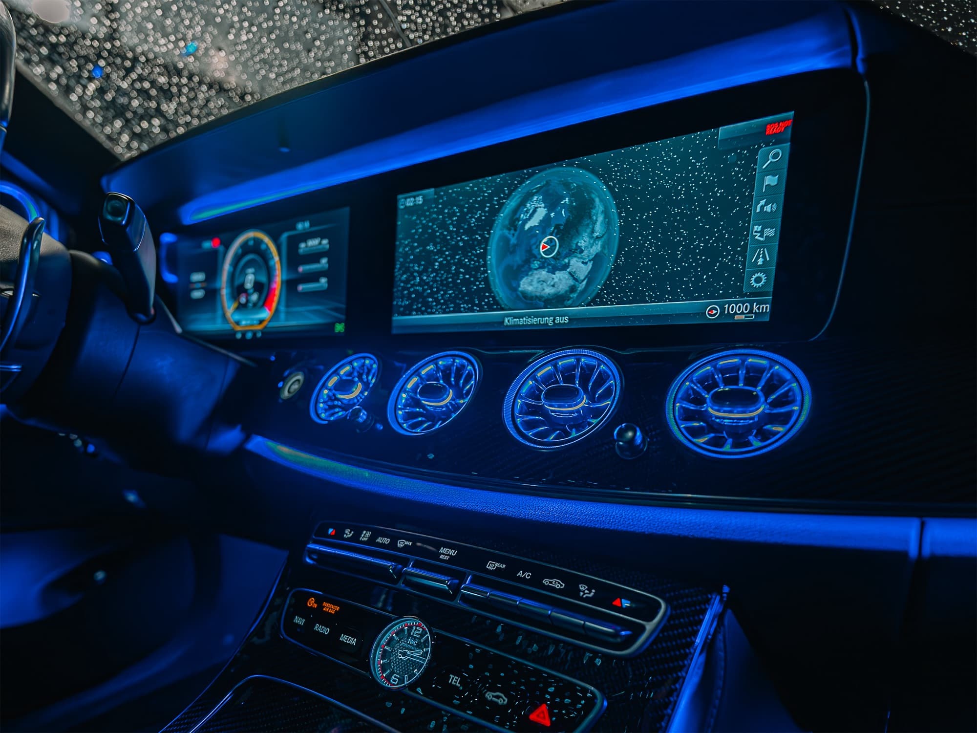 Beleuchtete Turbinen-Luftdüsen im Armaturenbrett eines Mercedes-AMG E 63