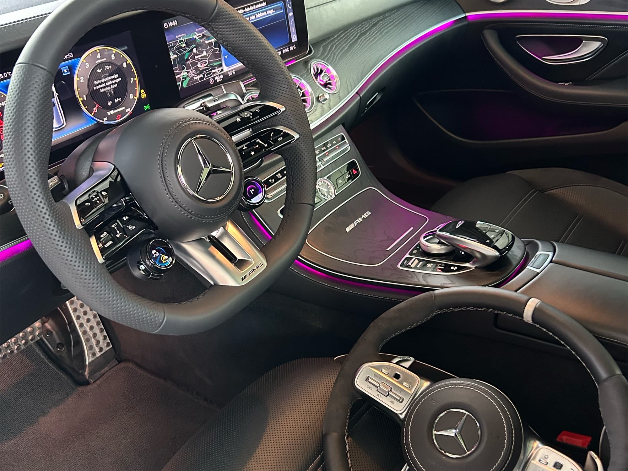 Neues AMG-Performance-Lenkrad im Mercedes-AMG E 63, das alte Lenkrad liegt auf dem Beifahrersitz