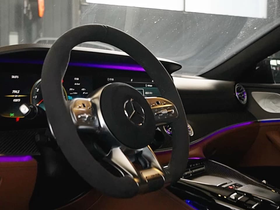 Dasselbe Cockpit nach dem Umbau mit AMG-Performance-Lenkrad in Alcantara