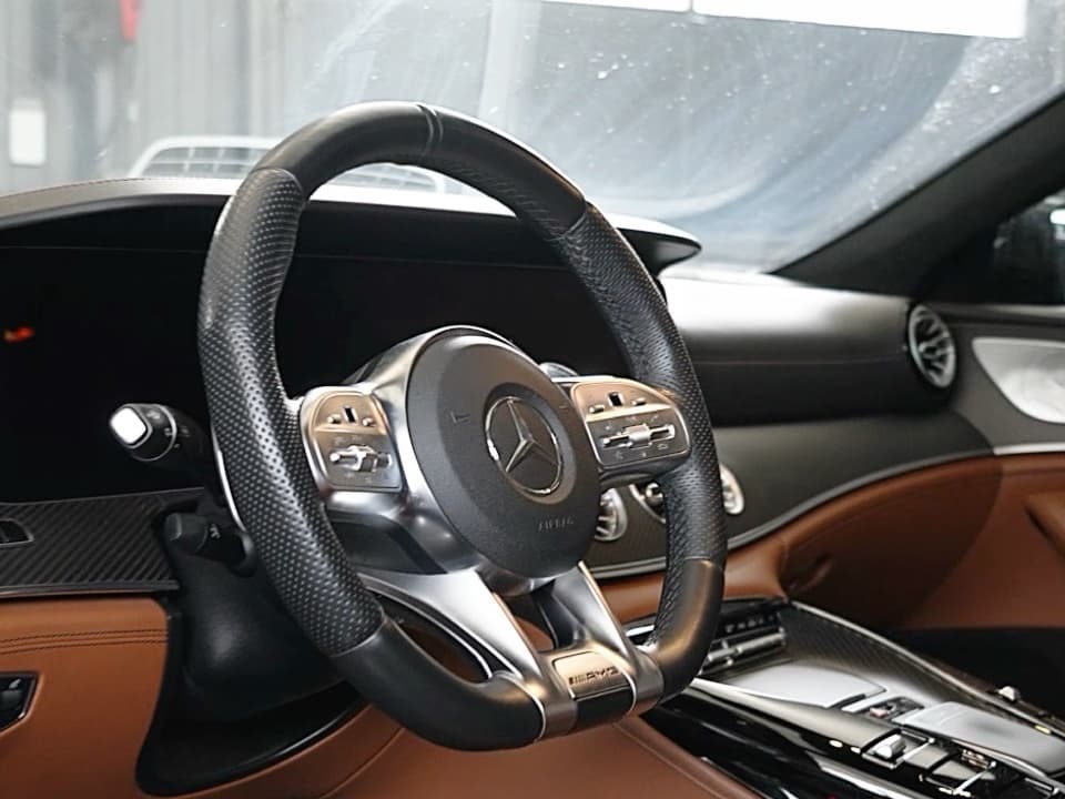 Cockpit des Mercedes-AMG GT 63 4-Türer mit dem originalen AMG-Lenkrad aus Glatt- und Lochleder